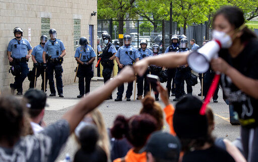 Mayor: Officer who put knee on man's neck should be charged